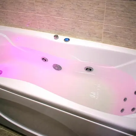 Jacuzzi Sauna Luxe Apartcomplex, Минск-Центр Города Hotel 3*